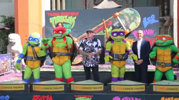 Brian Robbins Kevin Eastman Teenage Mutant Ninja Turtles Handprint Cement — Stock videók