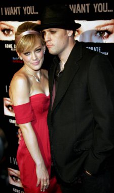 Hilary Duff ve Benji Madden, 28 Eylül 2005 'te ABD' nin Hollywood şehrindeki Club Mood 'da Hilary Duff' ın 18. doğum günü partisinde düzenlendi..