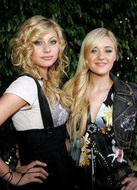 AJ ve Aly, 2006 Bogart Arka Sahne Çocuk Seçimi Ödülleri 'nde 5 Kasım 2006' da ABD 'nin Hollywood kentindeki Palladium' da düzenlenen Hilary Duff 'ı onurlandırdılar..