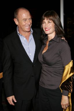 Amanda Pays ve Corbin Bernsen, 18 Ekim 2005 'te ABD' nin Hollywood şehrindeki Grauman 'ın Çin Tiyatrosu' nda düzenlenen 'Kiss Kiss, Bang Bang' galasında.