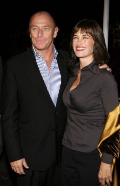Amanda Pays ve Corbin Bernsen, 18 Ekim 2005 'te ABD' nin Hollywood şehrindeki Grauman 'ın Çin Tiyatrosu' nda düzenlenen 'Kiss Kiss, Bang Bang' galasında.