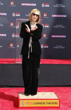 Yoshiki, 14 Eylül 2023 tarihinde ABD 'nin Hollywood kentindeki TCL Çin Tiyatrosu' nda düzenlenen çimento seremonisinde Yoshiki 'nin eli ve ayak izi..