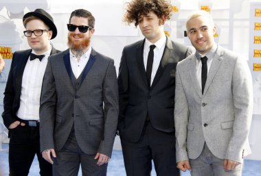 Patrick Stump, Andy Hurley, Joe Trohman ve Fall Out Boy 'dan Pete Wentz, 12 Nisan 2015' te Los Angeles 'taki Nokia Tiyatrosu' nda düzenlenen 2015 MTV Film Ödülleri 'nde..