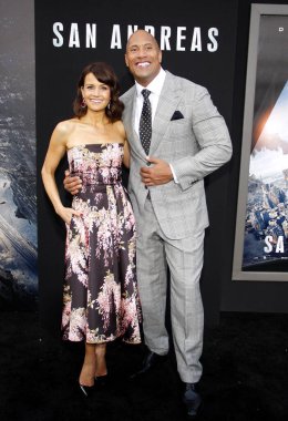 Carla Gugino ve Dwayne Johnson, 26 Mayıs 2015 Salı günü Hollywood 'daki TCL Çin Tiyatrosu' nda düzenlenen 'San Andreas' galasında.  