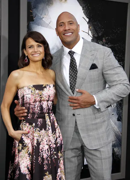 Carla Gugino ve Dwayne Johnson, 26 Mayıs 2015 Salı günü Hollywood 'daki TCL Çin Tiyatrosu' nda düzenlenen 'San Andreas' galasında.  