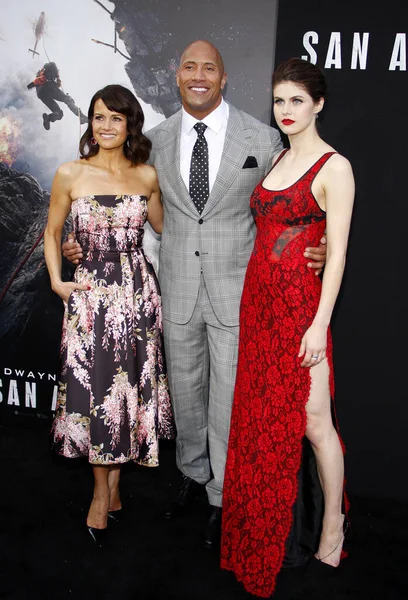 Carla Gugino, Dwayne Johnson ve Alexandra Daddario, 26 Mayıs 2015 Salı günü Hollywood 'daki TCL Çin Tiyatrosu IMAX' ta düzenlenen 'San Andreas' ın Los Angeles galasında.  