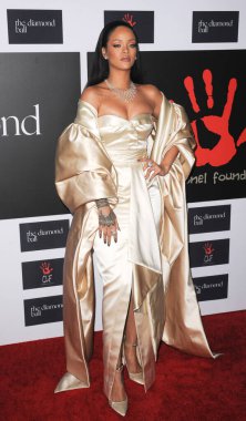 Rihanna, 10 Aralık 2015 'te ABD' nin Santa Monica kentindeki Barker Hanger 'da düzenlenen 2..
