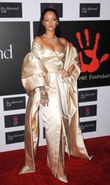 Rihanna, 10 Aralık 2015 'te ABD' nin Santa Monica kentindeki Barker Hanger 'da düzenlenen 2..