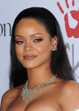 Rihanna, 10 Aralık 2015 'te ABD' nin Santa Monica kentindeki Barker Hanger 'da düzenlenen 2..