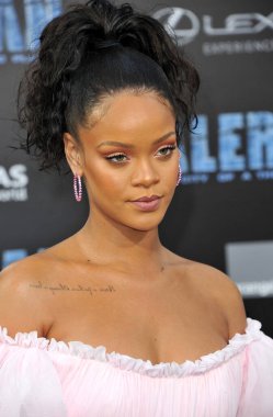 Rihanna, 17 Temmuz 2017 'de ABD' nin Hollywood kentindeki TCL Çin Tiyatrosu 'nda yapılan' Valerian And The City of a Thousand Planets 'galasında.