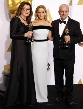 Frances Hannon, Mark Coulier ve Reese Witherspoon, Los Angeles 'taki Loews Hollywood Oteli' nde düzenlenen 87. 22 Şubat 2015. 