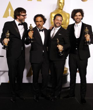 Alejandro G. Inarritu, Alexander Dinelaris, Nicolas Giacobone ve Armando Bo, Los Angeles 'taki Loews Hollywood Oteli' nde düzenlenen 87. 22 Şubat 2015. 