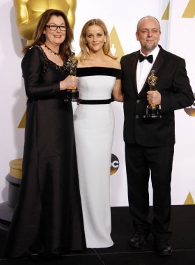 Reese Witherspoon, Frances Hannon ve Mark Coulier, 22 Şubat 2015 tarihinde Los Angeles 'taki Loews Hollywood Oteli' nde düzenlenen 87..  
