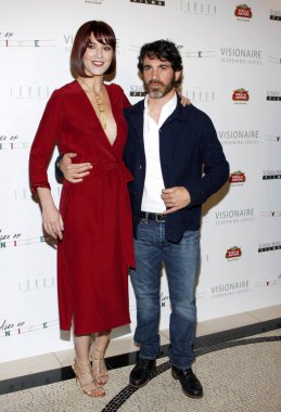 Mary Elizabeth Winstead ve Chris Messina, 8 Nisan 2015 'te ABD' nin Batı Hollywood kentindeki Londra Oteli 'nde düzenlenen' Venedikli Alex 'in dünya prömiyerinde.