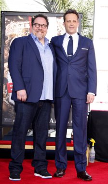 Jon Favreau ve Vince Vaughn, Los Angeles 'taki TCL Çin Tiyatrosu' nda düzenlenen Vince Vaughn El-ayak izlerine katıldı. 4 Mart 2015. 