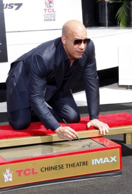 Vin Diesel Ölümsüzleştirildi El ve Ayak İzi Töreni Los Angeles 'taki TCL Çin Tiyatrosu IMAX' ta yapıldı. 1 Nisan 2015.  
