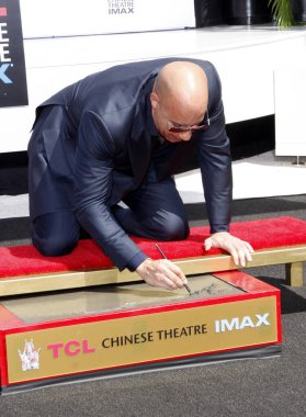 Vin Diesel Ölümsüzleştirildi El ve Ayak İzi Töreni Los Angeles 'taki TCL Çin Tiyatrosu IMAX' ta yapıldı. 1 Nisan 2015.  