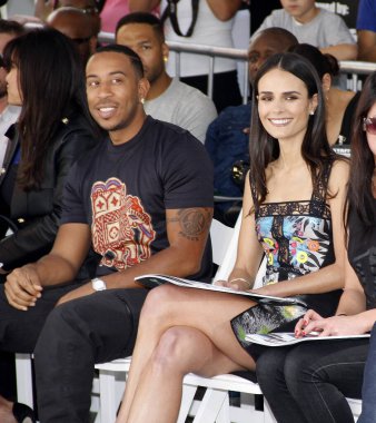 Jordana Brewster ve Ludacris, Los Angeles 'taki TCL Çin Tiyatrosu IMAX' ta düzenlenen el ve ayak iziyle ölümsüzleştirildi. 1 Nisan 2015.  