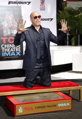 Vin Diesel Ölümsüzleştirildi El ve Ayak İzi Töreni Los Angeles 'taki TCL Çin Tiyatrosu IMAX' ta yapıldı. 1 Nisan 2015.  