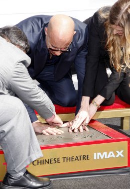 Vin Diesel Ölümsüzleştirildi El ve Ayak İzi Töreni Los Angeles 'taki TCL Çin Tiyatrosu IMAX' ta yapıldı. 1 Nisan 2015.  