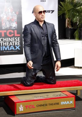 Vin Diesel Ölümsüzleştirildi El ve Ayak İzi Töreni Los Angeles 'taki TCL Çin Tiyatrosu IMAX' ta yapıldı. 1 Nisan 2015.  