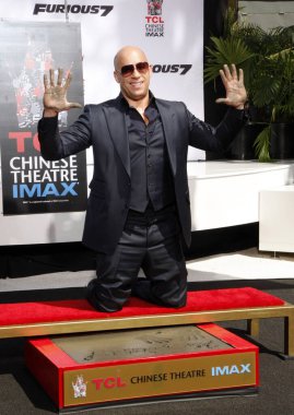 Vin Diesel Ölümsüzleştirildi El ve Ayak İzi Töreni Los Angeles 'taki TCL Çin Tiyatrosu IMAX' ta yapıldı. 1 Nisan 2015.  