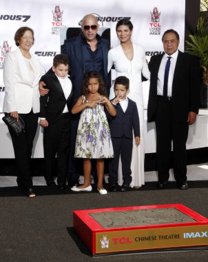 Vin Diesel Ölümsüzleştirildi El ve Ayak İzi Töreni Los Angeles 'taki TCL Çin Tiyatrosu IMAX' ta yapıldı. 1 Nisan 2015.  