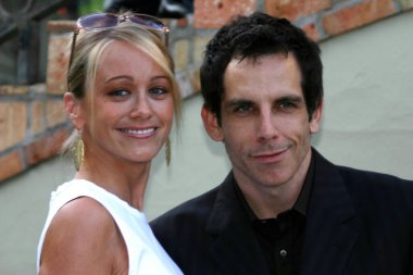 2004 Şarap Tadım Yarışması 'nda Ben Stiller ve Christine Taylor, 5 Haziran 2004' te ABD 'nin Brentwood kentindeki Özel Rezidans' ta düzenlenen Vintage Hollywood..