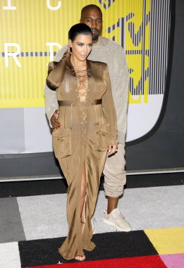 Kim Kardashian ve Kanye West, Los Angeles 'taki Microsoft Theatre' da düzenlenen 2015 MTV Video Müzik Ödülleri 'nde yer aldı. 30 Ağustos 2015.  