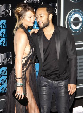 Chrissy Teigen ve John Legend, Los Angeles 'taki Microsoft Theatre' da düzenlenen 2015 MTV Video Müzik Ödülleri 'nde. 30 Ağustos 2015. 