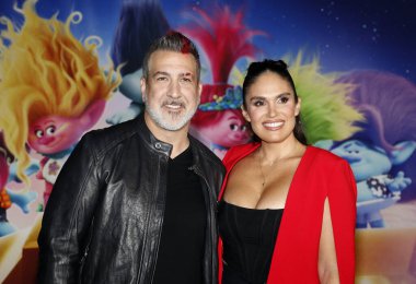 Joey Fatone ve Izabel Araujo, 15 Kasım 2023 'te ABD' nin Hollywood kentindeki TCL Çin Tiyatrosu 'nda düzenlenen' Troll Grubu 'nun Los Angeles galasında.