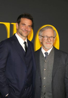 Bradley Cooper ve Steven Spielberg, 12 Aralık 2023 'te ABD' nin Los Angeles kentindeki Akademi Sinema Müzesi 'nde düzenlenen Netflix' in 'Maestro' sunun özel gösteriminde.