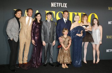 Matt Bomer, Brian Klugman, Sarah Silverman, Gideon Glick, Bradley Cooper, Carey Mulligan, Maya Hawke, Alexa Swinton ve Lea Cooper Netflix 'in Maestro' Fotoğrafı 12 Aralık 2023 tarihinde ABD 'nin Los Angeles kentindeki Akademi Müzesi' nde gerçekleştirildi..