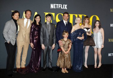 Matt Bomer, Brian Klugman, Sarah Silverman, Gideon Glick, Bradley Cooper, Carey Mulligan, Maya Hawke, Alexa Swinton ve Lea Cooper Netflix 'in Maestro' Fotoğrafı 12 Aralık 2023 tarihinde ABD 'nin Los Angeles kentindeki Akademi Müzesi' nde gerçekleştirildi..