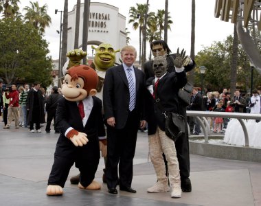 Donald Trump, 10 Mart 2006 'da ABD' nin Hollywood Universal Stüdyoları 'nda yapılan The Apprentice seçmeleri için altıncı sezona başladı..