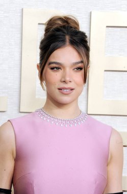 Hailee Steinfeld, Beverly Hills, ABD 'deki Beverly Hilton Oteli' nde 7 Ocak 2024 tarihinde düzenlenen 81..