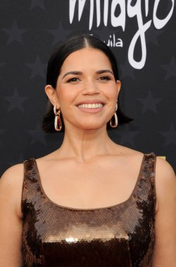 America Ferrera, 14 Ocak 2024 'te ABD' nin Santa Monica kentindeki Barker Hangarında düzenlenen 29. Yıllık Eleştirmenler Seçimi Ödülleri 'nde.