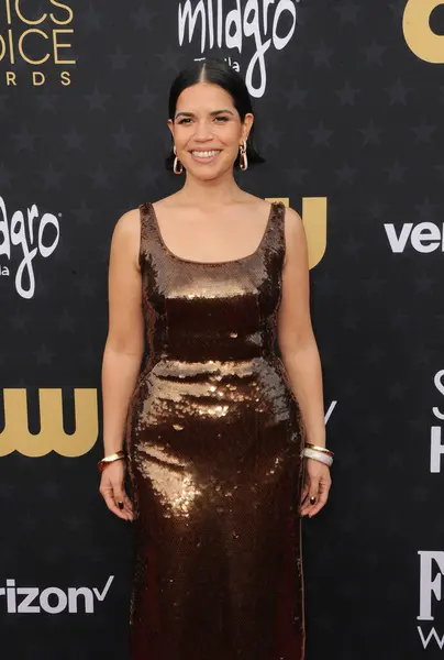 America Ferrera, 14 Ocak 2024 'te ABD' nin Santa Monica kentindeki Barker Hangarında düzenlenen 29. Yıllık Eleştirmenler Seçimi Ödülleri 'nde.