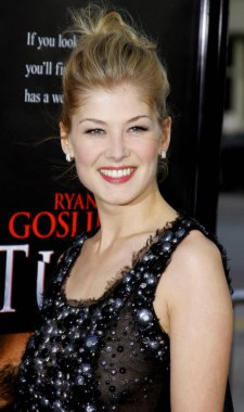 Rosamund Pike, 11 Nisan 2007 'de ABD' nin Westwood kentindeki Mann Village Tiyatrosu 'nda Los Angeles Kırık Prömiyeri' nde düzenlendi..