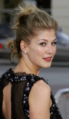 Rosamund Pike, 11 Nisan 2007 'de ABD' nin Westwood kentindeki Mann Village Tiyatrosu 'nda Los Angeles Kırık Prömiyeri' nde düzenlendi..