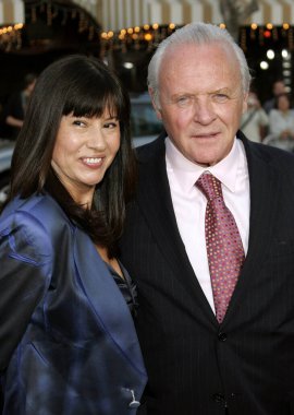 Stella Arroyave ve Sir Anthony Hopkins, 11 Nisan 2007 'de ABD' nin Westwood kentindeki Mann Village Tiyatrosu 'nda düzenlenen Los Angeles Kırık Prömiyeri' nde..
