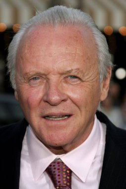Sir Anthony Hopkins, 11 Nisan 2007 'de ABD' nin Westwood kentindeki Mann Village Tiyatrosu 'nda düzenlenen Los Angeles Kırık Prömiyeri' nde..
