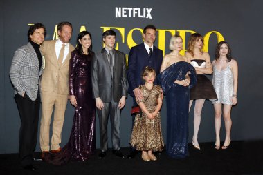 Matt Bomer, Brian Klugman, Sarah Silverman, Gideon Glick, Bradley Cooper, Carey Mulligan, Maya Hawke, Alexa Swinton ve Lea Cooper Netflix 'in Maestro' Fotoğrafı 12 Aralık 2023 tarihinde ABD 'nin Los Angeles kentindeki Akademi Müzesi' nde gerçekleştirildi..