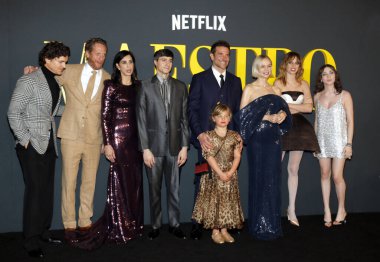 Matt Bomer, Brian Klugman, Sarah Silverman, Gideon Glick, Bradley Cooper, Carey Mulligan, Maya Hawke, Alexa Swinton ve Lea Cooper Netflix 'in Maestro' Fotoğrafı 12 Aralık 2023 tarihinde ABD 'nin Los Angeles kentindeki Akademi Müzesi' nde gerçekleştirildi..
