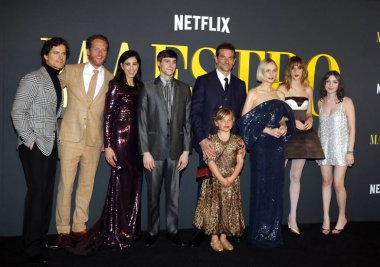 Matt Bomer, Brian Klugman, Sarah Silverman, Gideon Glick, Bradley Cooper, Carey Mulligan, Maya Hawke, Alexa Swinton ve Lea Cooper Netflix 'in Maestro' Fotoğrafı 12 Aralık 2023 tarihinde ABD 'nin Los Angeles kentindeki Akademi Müzesi' nde gerçekleştirildi..