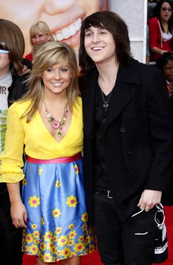 Mitchel Musso ve Shawn Johnson, 4 Nisan 2009 'da ABD' nin Hollywood kentindeki El Capitan Tiyatrosu 'nda düzenlenen Hannah Montana The Movie' nin Los Angeles galasında.
