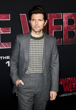 Adam Scott, 12 Şubat 2024 'te ABD' nin Westwood kentindeki Regency Village Theater 'da düzenlenen' Madame Web 'in Los Angeles galasında.