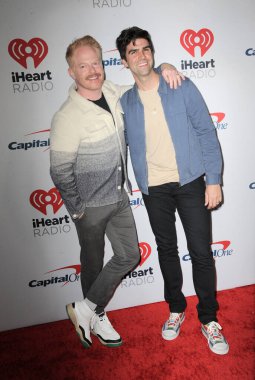 Jesse Tyler Ferguson ve Justin Mikita, 3 Aralık 2021 'de Inglewood, ABD' de düzenlenen 102.7 KIIS FM 'in Jingle Ball 2021' de.