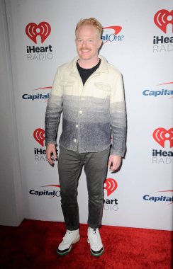 Jesse Tyler Ferguson, 3 Aralık 2021 tarihinde Inglewood, ABD 'de düzenlenen 102.7 KIIS FM' in Jingle Ball 2021 'de.
