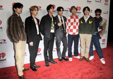 3 Aralık 2021 'de Inglewood, ABD' deki Forum 'da düzenlenen 102.7 KIIS FM Jingle Ball 2021' de V, Suga, Jin, Jungkook, RM, Jimin ve BTS 'den J-Hope.